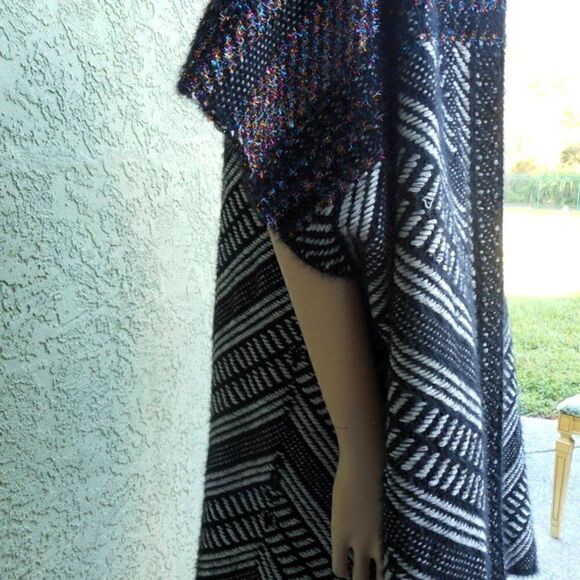 NWOT Black & White Kimono Sweater with Multi-Luminescent Threads Size Medium - Picture 9 of 16